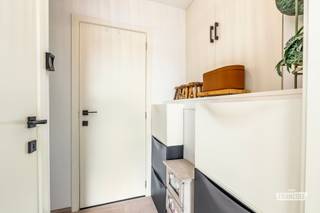 Op een gunstige ligging in de De Smet de Naeyerlaan vinden we dit gezellige duplex-appartement, gelegen op de 4de verdieping van een verzorgde residentie met lift. Bij het betreden van het appartement komen we terecht in een aangename leefruimte en een aanpalende keuken. De keuken werd reeds vernieuwd en is uitgerust met alle nodige toestellen. Op dezelfde verdieping bevindt zich een praktische berging met aansluitingen voor zowel een wasmachine als een droogkast. Verder is er op dit niveau een gastentoilet aanwezig alsook nog een ruime overloop die eventueel kan worden ingericht als slaaphoek of bijvoorbeeld een bureau.<br /><br />Via de hal bereiken we de bovenverdieping. Hier vinden we de slaapkamer, een recent gerenoveerde badkamer en een afzonderlijk toilet. <br /><br />Het appartement wordt verwarmd via centrale verwarming op aardgas. De verwarmingsketel werd recent vernieuwd. De elektrische installatie werd gekeurd en is conform. Als extra troef beschikt de residentie over een fietsenberging.<br /><br />Stedenbouwkundige inlichtingen zijn in aanvraag. <br /><br />