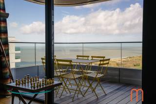 Dit recent appartement in de residentie Ensor Tower, gelegen op de <u>16de verdieping</u> aan de Oosteroever, biedt een <strong>prachtig uitzicht op de zee</strong> en de kustlijn richting Knokke.<br /><br />De ruime inkom leidt naar een lichte woonkamer met grote ramen die een adembenemend panorama onthullen. Het <strong>ruime terras</strong> is ideaal om van dit uitzicht te genieten.<br />De moderne open keuken is perfect geïntegreerd in de leefruimte, waardoor een gezellige en praktische sfeer ontstaat.<br />Het appartement beschikt over twee comfortabele slaapkamers, beide met toegang tot een tweede terras met eveneens een schitterend uitzicht.<br />Een derde ruimte biedt veelzijdige mogelijkheden, bijvoorbeeld als bureau of logeerkamer.<br />De stijlvolle badkamer is uitgerust met een douche, lavabo en toilet.<br /><br />Daarnaast is er de mogelijkheid om een <strong>gesloten garagebox</strong> aan te kopen onder de residentie.<br /><br />Dit is een perfect appartement voor wie houdt van comfort, stijl en een unieke locatie aan zee.<br /><br />KI (appartement) : € 991<br />KI (garagebox) : € 107<br />Oppervlakte appartement : 80 m² + 19 m² terrassen<br />Mogelijkheid tot aankoop van garagebox (nr 24) onder de residentie<br />Bouwjaar : 2022, verkoop onder registratie<br />Verwarming : aangesloten op het warmtenet<br />Vaste kosten : € 110 per maand<br />EPB : in opmaak