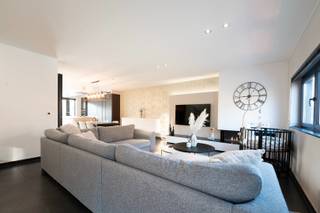 Op zoek naar ruimte, licht en comfort? Dit ruime duplexappartement combineert een praktische indeling met een hoogwaardige afwerking.Dankzij de...