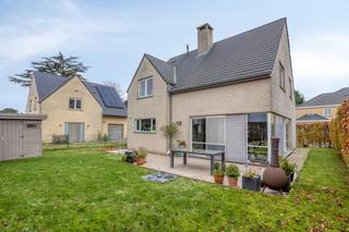 Located in a child-friendly, cul-de-sac, you can enjoy peace and privacy here, while schools, shops, public transport and major access roads...