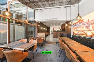 Deze bruisende horecazaak, slechts twee jaar geleden volledig en smaakvol gerenoveerd, is gelegen op een absolute toplocatie op de Zeedijk...