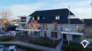 Dit mooie nieuwbouwproject bestaat uit 9 appartementen, verdeeld over drie verdiepen. Op de ondergrondse verdieping wordt er per appartement één individuele garagebox voorzien. Twee gemeenschappelijke fietsenbergingen, vuilnisberging en staanplaatsen voor bezoekers worden ook ter beschikking gesteld van de bewoners.<br /><br />Verder worden alle appartementen volledig instapklaar afgewerkt aan de hand van kwalitatieve materialen.<br /><br />EPB: appartement in aanbouw. <br /><br />Dit prachtig appartement bestaat uit: leefruimte - keuken - 1 terras (35 m²) - berging - toilet - 2 slaapkamers - badkamer - technische ruimte - zolder van 39 m² . <br /><br />De prijs is exclusief BTW, registratierechten en notariskosten. <br /><br />Contacteer ons vrijblijvend voor meer informatie over onze unieke betalingsmodaliteiten, het lastenboek en de prijzen.