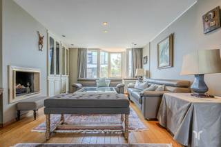 Instapklaar pand, met tal van mogelijkheden, met ruime tuin en uitweg.STARTPRIJS: Elk bod boven deze startprijs, wordt voorgelegd aan de eigenaars, die al dan niet kunnen in gaan op dit aanbod.Deze woning is gelegen pal in het centrum van Eernegem op wandelafstand naar scholen, winkels en het openbaar vervoer.Er zijn 2 ingangen, ideaal voor een vrij beroep of andere doeleinden met enerzijds het veelzijdig handelsgedeelte en anderzijds het prive/woongedeelte.Deze handelsruimte kan eenvoudig worden omgevormd naar burelen, extra woongedeelte of een polyvalente ruimte.Verder is er eveneens op het gelijkvloers de privewoonst met prachtige, lichtrijke, volledig geinstaleerde keuken ( Obumex ),handige bergingen en aansluitende de veranda met doucheruimte met zicht op de terrassen en prachtig aangelegde, zonnige tuin en een handige uitweg, met recht van doorgang.Op de 1ste verdieping is er de gezellige leefruimte met eiken parket vloer en houtcasette, badkamer met ligbad, toilet en dubbel lavabomeubel met aansluitend een ruime slaapkamer.Verder zijn er nog 2 volwaardige slaapkamers met maatwerkkasten en voorzien van alle comfort ( Volledig ingericht van Obumex) In de volledig omheinde tuin is het heerlijk vertoeven, met het vijvertje, zonneterassen, man-cave, gemetste barbecue, bergingen en de graspartijen , ideaal om in alle rust te ontspannen.Mogelijkheid tot het bijkopen van de naast gelegen gesloten garage.Dankzij de uitstekende bereikbaarheid en de veelzijdige indeling biedt deze eigendom tal van mogelijkheden voor grote gezinnen, zelfstandigen, vrij beroep en dit door de combinatie van een zeer comfortabele woonst met nog veel mogelijkheden!Voor meer informatie contacteer Regine: 0493 112 050 - regine@correctvastgoed.be👉 Online schattingstool: https://www.correctvastgoed.be/schatting