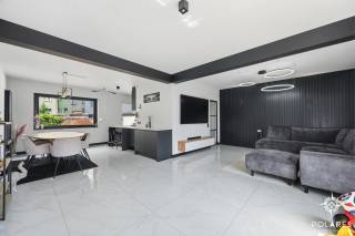 Op zoek naar een instapklare, energiezuinige woning op een toplocatie? Deze volledig gerenoveerde bel-etagewoning in het centrum combineert hedendaags wooncomfort met een gunstig EPC-label B. Winkels, scholen, openbaar vervoer en alle dagelijkse voorzieningen bevinden zich op wandelafstand.<br />De woning werd in 2023 volledig gerenoveerd. Zo werden onder meer de elektriciteit vernieuwd, nieuwe vloeren geplaatst, een moderne keuken en stijlvolle badkamer geïnstalleerd en een nieuwe condenserende gasketel voorzien. U geniet dus van een zorgeloze, instapklare woning met een laag energieverbruik.<br /><br />Indeling<br />Op het gelijkvloers vindt u een ruime inkomhal met gastentoilet en toegang tot de inpandige garage.<br />De eerste verdieping beschikt over een lichtrijke leefruimte met grote raampartijen, een gezellige eetruimte en een volledig uitgeruste keuken.<br />Op de tweede verdieping bevinden zich drie volwaardige slaapkamers en een moderne badkamer met inloopdouche.<br />De ruime zolder biedt extra opbergruimte.<br /><br />Buiten geniet u van een gezellige, privatieve tuin waar u in alle rust kunt ontspannen.<br /><br />Troeven:<br />EPC B – energiezuinig / volledig gerenoveerd in 2023 / elektriciteit conform / nieuwe condensatieketel op gas / inpandige garage / handige zolder / gezellige tuin met veel privacy / centraal gelegen. <br /><br />Absoluut een bezoek waard! Interesse? <br />Contacteer Noémi via 0487 26 33 96 of noemi@polares.eu voor meer informatie of een bezoek.