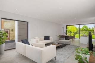 La brique de parement Wapper White LF-40 est 120% plus chère que la brique modale. Les façades latérales sont recouvertes d'ardoises verticales...