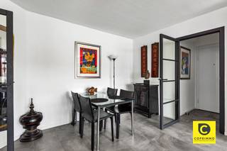 <p><span>Moder 2 slaapkamer appartement met airco en terras!</span></p><p><span>Dit instapklaar en lichtrijk appartement is voorzien van alle hedendaagse comfort en ligt op de 1</span><span><sup>ste</sup></span><span> verdieping van een gebouw met toplocatie. Winkels, parken, scholen, horeca, sportfaciliteiten, openbaar vervoer en invalswegen zijn steeds vlakbij, evenals het bruisende Antwerpse stadsleven. Ook structureel is dit pareltje een echte topper, u geniet een uitstekend EPC, conforme elektriciteit en het is asbestveilig. Vanuit elke ruimte kijkt u uit op de omringende natuurpracht, uw privacy is dan ook 100% gewaarborgd. Kortom, een garantie op kwalitatief en zorgeloos wonen en/of investeren.</span></p><p><span>Inkomhal, leefruimte & keuken:</span></p><p><span>De hoogwaardige afwerking wordt meteen duidelijk bij het betreden van het appartement via de inkomhal met veiligheidsdeur, ingemaakte vestiaire, tussendeur met gietijzeren look en videofoon. De omvangrijke leefruimte geniet een prachtige natuurlijke lichtinval, kijkt uit op het groen en is voorzien van airco en elektrische sunscreens. De open keuken met berging sluit perfect aan bij de woonkamer en is uitgerust met kwalitatieve "Whirlpool" toestellen (keramisch vuur, dampkap, combi-oven, koelkast, vriezer en vaatwasser).</span></p><p><span> </span></p><p><span>Nachthal, slaapkamers, badkamer & toilet:</span></p><p><span>Een moderne en uitermate praktische waskast werd subtiel geïntegreerd in de nachthal die de leefruimte eveneens afschermt met een trendy tussendeur in gietijzeren look. Beide slaapkamers (8,5 & 15m²) kijken uit op het groen, beschikken over elektrische rolluiken en verzekeren uw goede nachtrust. De riante master-bedroom met airco heeft directe toegang tot het terras. De rustieke badkamer omvat een fantastische inloop-/regendouche met gemarmerde douchewand, een strak wasmeubel met bijhorende spiegelkast en mechanische ventilatie. Een plek met een hoog zen-gehalte waar je volledig tot rust kan komen. Het toilet met handenwasser is apart.</span></p><p><span> </span></p><p><span>Terras, kelder & autostaanplaats:</span></p><p><span>Het charmante, inpandige terras leent zich perfect om volop te genieten van een stevig ontbijt of een zonnige lunch, steeds in een groene omgeving. In de namiddag biedt de buitenruimte dan weer de nodige afkoeling tijdens de hete zomerdagen, ideaal om na een drukke werkdag geheel tot rust te komen, al dan niet met een goed glas in de hand. De kelderberging is inbegrepen. De ondergrondse autostaanplaats is optioneel (€ 15.000). </span></p><p><span> </span></p><p><span>Extra troeven:</span></p><p><span>- Toplocatie</span></p><p><span>- Verhuizen, uitpakken en genieten</span></p><p><span>- EPC B (85m²)</span></p><p><span>- Airco</span></p><p><span>- Elektriciteit conform</span></p><p><span>- Asbestveilig</span></p><p><span>- HR ramen</span></p><p><span>- Hoge afwerkingsgraad</span></p><p><span>- Elektrische rolluiken en sunscreens</span></p><p><span>- Terras</span></p><p><span>- Kelder en autostaanplaats</span></p><p><span> </span></p>