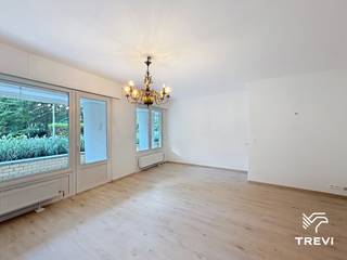 <strong>WATERMAAL-BOSVOORDE – Ideaal gelegen in een rustige en groene omgeving, in de directe nabijheid van winkels, openbaar vervoer en parken, schitterend 1-slaapkamerappartement van ±65m² bewoonbare oppervlakte gelegen op het gelijkvloers. Het appartement bestaat uit een inkomhal met inbouwkasten, een lichte en ruime woonkamer van ±29,5m² die toegang biedt tot een ruim terras van ±34m², een aparte volledig uitgeruste keuken (oven, kookplaat, dampkap, koelkast/vriezer, vaatwasser) die eveneens uitgeeft op het terras, een nachthal met apart toilet, een mooie slaapkamer van ±10,5m² en een douchekamer (douche, wastafel, aansluiting voor wasmachine). Kelder inbegrepen. Provisie voor lasten van € 200/maand (koud water, warm water, verwarming, gemeenschappelijke delen). Garagebox. EPC D-! Onmiddellijk beschikbaar. Afmetingen worden ter indicatie gegeven.</strong><br /><br />
<p><u>Op het gelijkvloers:</u></p>
<ul>
<li>Inkomhal met inbouwkasten</li>
<li>Woonkamer van ±29,5m² (6,3 x 4,71) met toegang tot het terras van ±34m²</li>
<li>Aparte volledig uitgeruste keuken (oven, kookplaat, dampkap, koelkast/vriezer, vaatwasser) met toegang tot het terras</li>
<li>Nachthal met apart toilet</li>
<li>Slaapkamer van ±10,5m² (3,4 x 3,12)</li>
<li>Douchekamer (douche, wastafel, aansluiting wasmachine)</li>
<li>Kelder nr. 52</li>
<li>Garagebox nr. 8 </li>
</ul>