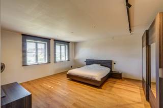 <p>Interesse in dit pand? Neem voor bijkomende informatie of het maken van een afspraak rechtstreeks contact op met Jeff Peeters via <strong>+32 492 57 73 17</strong> of <strong>jeff.peeters@copandi.be</strong>.</p><p><strong>Gelijkvloers</strong><br />Via de inkomhal betreed je de woning met toegang tot een apart gastentoilet en een praktische berging. De ruime leefruimte vormt het hart van de woning en geniet van veel lichtinval. Aansluitend bevindt zich de keuken, die voldoende ruimte biedt voor een eetplaats en vlot aansluit op de leefruimte. De indeling zorgt voor een aangenaam en open gevoel, ideaal voor het dagelijkse gezinsleven.</p><p><strong>Verdiep 1</strong><br />Op de eerste verdieping bevinden zich twee ruime slaapkamers en een grote badkamer met alle comfort. Daarnaast is er nog een apart toilet aanwezig. De nachthal is ruim en zorgt voor een vlotte verbinding tussen alle ruimtes.</p><p><strong>Verdiep 2</strong><br />De tweede verdieping bestaat uit een zeer ruime zolderkamer die perfect kan dienen als extra slaapkamer, hobbyruimte of bureau. Deze verdieping biedt tal van mogelijkheden afhankelijk van de noden van de toekomstige eigenaar.</p><p><strong>Conclusie</strong><br />Deze woning in Herentals biedt veel ruimte en flexibiliteit, ideaal voor gezinnen die op zoek zijn naar een comfortabele woning met uitbreidingsmogelijkheden.</p><p>✅ Drie slaapkamers (incl. zolderkamer)<br />✅ Ruime en lichtrijke leefruimte<br />✅ Grote badkamer + extra toilet<br />✅ Multifunctionele zolderruimte<br />✅ Praktische berging op het gelijkvloers</p>