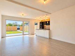 In het centrum van Eernegem vind je deze ruime nieuwbouwwoning, waar een centrale ligging en aangenaam wonen hand in hand gaan. Winkels, scholen, horeca en andere dagelijkse voorzieningen bevinden zich op korte afstand.<br /><br />De woning beschikt over een ruime en lichtrijke leefruimte met aansluitend een mooie, volledig geïnstalleerde open keuken. Met maar liefst 4 volwaardige slaapkamers en 2 badkamers is er plaats genoeg voor het hele gezin. Ook op praktisch vlak is de woning bijzonder compleet, met 3 toiletten, 3 bergingen en een afzonderlijke fietsenberging.<br />Buiten geniet je van een mooie, ruime tuin met volop plaats om van het buitenleven te genieten. Daarnaast is er een afzonderlijke garage aanwezig, ideaal voor de wagen en extra opbergruimte.<br /><br />Kortom, een ruime en energiezuinige nieuwbouwwoning met 4 slaapkamers, 2 badkamers en alles in huis voor aangenaam gezinswonen in het hart van Eernegem.<br /><br />Benieuwd naar deze nieuwbouwwoning? Neem contact op met Ward via 0470 20 66 88 en plan jouw bezoek!<br />