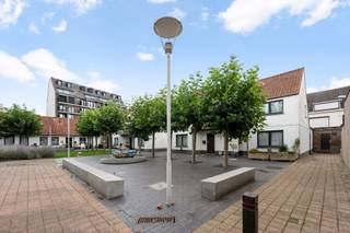 Te vernieuwen hoekwoning gunstig gelegen in het gezellige centrum van Heist-aan-Zee, in de directe nabijheid van alle winkels en het strand. De...
