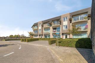 <p><span>Appartement situé en centre-ville avec garage à Aalter</span></p><p><span> </span></p><p><span>Cet agréable appartement bénéficie d'un emplacement exceptionnel et central à Aalter.</span></p><p><span>Il se trouve à quelques minutes à pied du centre-ville et offre en outre un accès rapide à l'E40, ce qui permet de rejoindre facilement les villes et communes environnantes.</span></p><p><span>Cet appartement dispose également d’un garage privé souterrain, où vous pourrez garer votre voiture en toute sécurité et en tout confort. De plus, deux parkings publics se trouvent à proximité immédiate, offrant ainsi des possibilités de stationnement supplémentaires pour les visiteurs.</span></p><p><span> </span></p><p><span>Agencement : hall d'entrée, salon avec cuisine ouverte (plaque de cuisson, lave-vaisselle, four à micro-ondes) et balcon, toilettes invités, salle de bains, chambre avec balcon.</span></p><p><span> </span></p><p><span>Atouts :</span></p><p><span>- Situation centrale</span></p><p><span>- Bon indice de performance énergétique (A)</span></p><p><span>- Garage souterrain</span></p><p><span> </span></p><p><span>Informations :</span></p><p><span>- Label EPC : A</span></p><p><span>- Disponibilité : 01/10/2026</span></p><p><span>- Loyer : € 800 + € 50 de frais de copropriété</span></p><p><span>- Caution : 3 mois de loyer</span></p><p><span>- Frais supplémentaires : frais uniques à la charge du locataire pour l'état des lieux</span></p><p><span> </span></p><p><span>Intéressé(e) ? Contactez Yana au 09 227 08 90 ou à l'adresse yana@heritagevastgoed.be</span></p><p><span> </span></p><p><span> </span></p><p><span> </span></p><p><span> </span></p><p><span> </span></p>