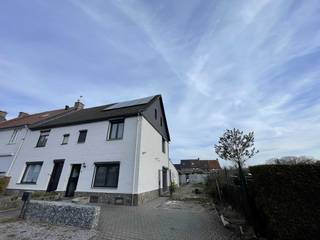 Deze halfopen bebouwing is gelegen in de gezellige wijk van de eerste cité te Winterslag, Tuinwijk West.Het gelijkvloers omvat een woonkamer, een...