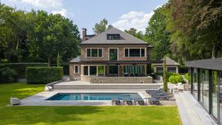 <p><strong>Luxueuze villa (totaalrenovatie) in het exclusieve "Schotenhof" op een prachtig perceel van ca. 4.162 m². De villa is tot in de perfectie afgewerkt, 100% instapklaar.</strong></p>
<p>Deze schitterende villa, volledig gerenoveerd in 2022, combineert modern design met authentieke charme. De woning staat garant voor een sublieme woonervaring, met zorgvuldig geselecteerde hoogwaardige materialen, uitstekende energie-efficiëntie en oog voor ieder detail.</p>
<p><strong>Bijgebouw/poolhouse (ca. 100m²):</strong> Grote polyvalente ruimte met voorzieningen voor kitchenette en airco - Wellness met KLAFS sauna, inloopdouche met sunshower en apart toilet - Extra kamer met airco<br />Geschikt voor zorgwonen en werken, of vrij beroep (bijv. kinesist, advocaten/architectenkantoor, tandarts,...)<br /><br /><strong>Technische troeven & duurzaamheid:<br /></strong><strong></strong><strong>- Totaalrenovatie (2022)</strong>: Dakisolatie, nieuwe leidingen, compleet vernieuwd rioleringsnetwerk binnen en buiten, radiatoren, badkamers<br /><strong>- Hoogwaardige afwerking</strong>: Eikenhouten parket (hongaarse punt), natuursteen, indirecte LED-verlichting, vernieuwde deurklinken (Novia)<br /><strong>- Energie & duurzaamheid</strong>: Verwarming op gas (Bosch), Daikin airco’s in alle kamers en living, 3-dubbele UV-bestendige beglazing, regenwaterput (20.000L), digitale thermostatische kranen op afstand. Laag EPC 219 kWh/m² <br /><strong>- Comfort & functionaliteit</strong>: Wachtleiding voor laadpaal, krachtstroom, automatische toegangspoort met dubbele oprijlaan, conforme elektrakeuring, TV-aansluiting in bijna alle ruimtes, inbouwspots, ruime parkeermogelijkheden op eigen terrein<br /><strong>- Uitmuntende beveiliging</strong>: Alarmsysteem, ruimtedetectie, 13x videobewaking (mogelijkheid tot 5 extra camera’s), dubbele videofonie, rookbeveiligingssysteem.<br /><strong>- Slimme technologie & bediening op afstand:</strong> <strong>Diverse functies in en rond de woning zijn eenvoudig vanop afstand te bedienen via smartphone<br /></strong><br /><strong>Deze exclusieve villa biedt ongekende luxe, privacy en comfort in een van de meest begeerde woonomgevingen.</strong></p>