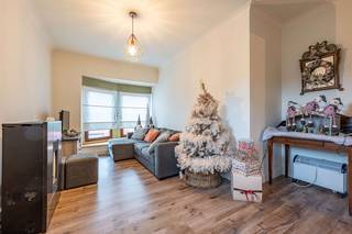 BIEDEN VANAF 495.000,00 EURO!<br /><br />Deze eigendom met magazijn is perfect gelegen, op wandelafstand van station en centrum Waregem. Naast de woning is er een oprit aanwezig om gemakkelijk het magazijn te bereiken.<br /><br />Bij het betreden van de inkomhal van deze woning, is er aan rechterkant toegang tot de ruime living. Rechtdoor is er toegang tot de keuken, waar er ook een kelder aanwezig is en één extra deur naar de living. De oprit is te bereiken via de achterdeur in de keuken. Hier hebben we ook nog een doorgang naar de wasruimte en het ruimte magazijn van circa 500 m². Hier is eveneens een grote poort aanwezig.<br /><br />Via de trap in de inkomhal komen we terecht op de eerste verdieping. Deze omvat een ruime badkamer met douche - bad - dubbel lavabomeubel en afzonderlijk toilet. Een zeer ruime slaapkamer en nog een kleinere slaapkamer, alsook een hele leuke dressing. <br /><br />De tweede verdieping is te bereiken via een vaste trap. Hier is er een grote slaapkamer met dressing- of bureauruimte achter de kamer aanwezig.<br /><br />Faciliteiten:<br />- Gelijkvloerse verdieping + trappenhal te renoveren;<br />- Eerste en tweede verdieping gerenoveerd;<br />- Boiler (stookolietank) circa 3 jaar;<br />- Stadswater;<br />- Elektriciteit conform tot 2038;<br />- Magazijn 380 V / Woning 230 V.<br /><br />Deze woonst met magazijn kan morgen van u zijn. Plan NU uw afspraak in met Dominique: +32 476 77 31 31.