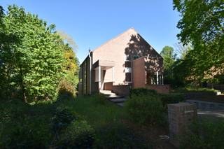 <p>HERENTALS - Zeer goed gelegen ruime woning op een perceel van 1206 m² met 4 slpk en 2 badk, bureau aan de straatkant, en volledig onderkelderd binnen de ring van Herentals en op wandelafstand van het centrum en scholen.<br /><br />De woning is gelegen op een volledig omheind perceel en combineert ruimte en comfort met een rustige ligging en mooi uitzicht op de tuin. De woning is ideaal voor grotere gezinnen of wie wonen en werken wil combineren.<br /><br />Via de oprit met aparte parkeergelegenheid bereikt u de inpandige garage met plaats voor wagen en fietsen en uitgerust met een elektrische sectionaalpoort .<br /><br />Achter de garageruimte bevinden zich nog extra multifunctionele ruimtes (ideaal als mancave, hobby- opslagruimte of fitnessruimte) een praktische, verlichte zone met natuurlijke lichtinval met toegang via inpandige trap naar het woongedeelte en een achterliggende bergplaats met aansluitingen voor water, electro etc... met toegang tot de tuin.</p>
<p>Binnen verwelkomt de woning u met een ruime inkomhal met vele ingemaakte kasten. <br />Vooraan de straatkant vindt men een ruim bureau van 20.2 m², met ingemaakte kasten en een aparte inkomdeur met direct bijgelegen gastentoilet. <br /><br />Via de inkomhal gaat men verder naar zowel toegang tot de leefruimte, de keuken als naar de verdieping.</p>
<p>De leefruimte bestaat uit een open en lichtrijke living met doorkijkhaard naar de zithoek, eetkamer en de keuken met eiland en zitgedeelte voor vier personen.</p>
<p>De keuken is uitgerust met toestellen zoals micro-combioven, koffiemachine, 6 bekken semi-proffesioneel gasvuur met warmhoudplaat of teppanyaki plaat, kleine en grote oven, vaatwasser, dubbele spoelbak en dubbele grote koelkast. Aansluitend aan de keuken is er een praktische berging en wasplaats met spoelbak.<br /><br />Via de keuken, de leefruimte en de zithoek is er toegang tot het doorlopend terras dat zowel oost al zuid gericht is met zicht op de mooie tuin met tal van aangeplante bomen en struiken.<br /><br />Op de verdieping bevinden er zich 4 slaapkamers met oppervlaktes van 27,24 m²,15,59 m², 14,25 m² en 10,22 m², 2 badkamers en nog een aparte WC tussen de 2 badkamers in.</p>
<p>Verder vindt men hier nog 2 bergruimtes en toegang tot de ruime zolder via Vlizotrap. Deze zolder kan ook nog uitgebreid worden tot woon – slaapgedeelte na verbouwing. (Plannen beschikbaar)</p>
<p>Gelegen in een rustige straat, vlakbij scholen, jeugdbeweging en sport en op wandel-fietsafstand van het centrum, het station en met vlotte verbinding richting autosnelweg E313.</p>
<p>Een unieke eigendom waar comfort, ruimte en kwaliteit samenkomen.</p>