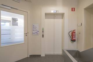 Op zoek naar instapklare kantoorruimtes met parking op een toplocatie in Kortrijk? Ontdek deze representatieve kantoren met 18 achterliggende parkeerplaatsen, ideaal gelegen tussen het station en het Gerechtsgebouw, en op wandelafstand van de Grote Markt in Kortrijk.Indeling:Gelijkvloers: 178m²1ste Verdiep: 225m²2de Verdiep: 225m²3de Verdiep: 225m²4de Verdiep: 178m²Het gebouw omvat een totale kantooroppervlakte van ca. 850 m², exclusief kelder en zolderverdieping en kan gehuurd worden per volledig verdiep of in zijn totaliteit. Dit biedt flexibiliteit voor groeiende bedrijven of organisaties die modulair willen uitbreiden.Het gebouw is uitgerust met moderne voorzieningen die het comfort, de energie-efficiëntie en de connectiviteit van uw onderneming garanderen:- Ventilatiesysteem- Warmtepomp (verwarming en koeling)- Hoogspanningscabine- Zonnepanelen- Toegangscontrole- UTP-bekabeling- Fiber Proximus- LiftBij het pand horen eveneens 18 parkeerplaatsen aan de achterzijde, waarvan 6 met laadmogelijkheid voor elektrische wagens. Dit is een grote troef in het centrum van Kortrijk, waar parkeergelegenheid vaak schaars is.Bent u op zoek naar een kantoorruimte te huur in Kortrijk? Contacteer ons voor meer informatie of een bezoek ter plaatse.