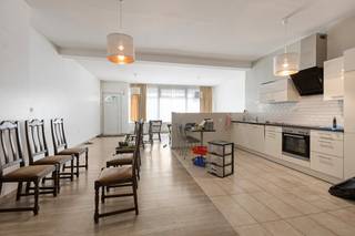 Bent u op zoek naar een ruime woning met tal van mogelijkheden op een centrale ligging in Genk? Dan is deze eigendom beslist een bezoek waard.<br /><br />De ligging is een absolute troef. De woning bevindt zich op wandelafstand van Thor Park en vlak bij de Stiemervallei, waar u kunt genieten van prachtige wandel- en fietsroutes. Scholen, winkels, openbaar vervoer en belangrijke invalswegen bevinden zich bovendien in de onmiddellijke omgeving.<br /><br />Deze eigendom wordt verkocht samen met een naastgelegen perceel van 4a43ca, kadastraal gekend als woeste grond. Samen met het perceel waarop de woning is opgericht, resulteert dit in een totale perceeloppervlakte van maar liefst 9a13ca.<br /><br />De woning beschikt over een ruime en lichtrijke leefruimte, een royale keuken, vijf slaapkamers en twee badkamers. Bovendien is de woning volledig onderkelderd, wat zorgt voor heel wat extra opslag-, hobby- of bergruimte.<br /><br />De eigendom wordt momenteel volledig als woning gebruikt en ingericht. Volgens de beschikbare stedenbouwkundige informatie is het pand echter gekend als handelshuis. Dit biedt interessante mogelijkheden voor wie wonen en werken wil combineren. Eventuele functiewijzigingen blijven steeds onderworpen aan de vereiste vergunningen en/of goedkeuringen van de bevoegde overheid.<br /><br />Het betreft een renovatieproject waarbij reeds verschillende belangrijke werken werden uitgevoerd, waaronder de plaatsing van PVC-ramen met dubbele beglazing en een nieuwe hoogrendements condenserende gasketel. De overige ruimtes kunnen verder gemoderniseerd worden en volledig naar eigen smaak worden ingericht.<br /><br />Dankzij de royale bewoonbare oppervlakte, het ruime perceel en de gunstige ligging biedt deze eigendom tal van mogelijkheden voor gezinnen, zelfstandigen, investeerders of kandidaten die wonen en werken wensen te combineren.<br /><br />Dit pand is onderworpen aan de renovatieverplichting van de Vlaamse overheid voor residentiële gebouwen (behoudens bij sloop binnen 5 jaar na de aankoop). Consulteer voor meer informatie de website van het Vlaams Energie- en Klimaatagentschap via https://www.vlaanderen.be/een-woning-kopen/renovatieverplichting-voor-residentiele-gebouwen<br /><br />Bestuursmaatregelen in het maatregelenregister: nee