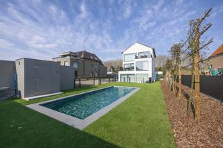 <ul>
	<li>Prachtig en lichtrijk appartement op de <strong>eerste verdieping</strong> van de<strong> exclusieve residentie Arcus.</strong></li>
	<li>Deze <strong>kleinschalige villaresidentie</strong> geniet van een rustige ligging vlakbij de zee en tegenover<strong> de Golf Club</strong>, op fietsafstand van het centrum van De Haan.</li>
	<li><strong>Het zwembad,</strong> onderdeel van de gemeenschappelijke voorzieningen, is exclusief toegankelijk voor de bewoners.</li>
	<li><u><strong>Indeling</strong></u>: inkomhal, lichtrijke leefruimte met open keuken, <strong>groot terras</strong> met open zicht, <strong>twee volwaardige slaapkamers</strong> met ingemaakte kasten, apart toilet, badkamer met inloopdouche, berging en een zolderverdieping.</li>
	<li>Mogelijkheid tot aankoop van een <strong>afgesloten garagebox</strong> in dezelfde residentie.</li>
</ul>