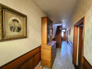 Centraal gelegen dorpswoning met karakter en groot potentieel. De woning is volledig onderkelderd, beschikt over 3 slaapkamers en biedt uitbreidingsmogelijkheden op de zolderverdieping. Zeer goede verbindingen met openbaar en privaat vervoer en gelegen op wandelafstand van de supermarkt, winkels en scholen. Vg, Wg, Gmo, Gvkr, Gvv. EPC-score : 587 (label F - renovatieverplichting). P-score: D / G-score: A. Oppervlakte : 408m². Oriëntatie tuin : oosten.<br /><br />INDELING: <br />Ondergronds: <br />Garage (aansluiting wasmachine, stookketel, boiler), kolenkelder, gewelfde kelder (watermeter), bergkelder (onder lagere plafondhoogte).<br /><br />Gelijkvloers: <br />Inkomhal (trap naar verdieping, elektriciteitsinstallatie), living, eetplaats (buitendeur), keuken (dampkap, keramische kookplaat, dubbele keramische spoelbak, eikenhouten keukenkasten, heteluchtoven, luik naar kelder), badkamer (lavabo op zuil, ligbad, toilet).<br /><br />Eerste verdieping: <br />Nachthal (trap naar zolderverdieping), slaapkamer 1, slaapkamer 2 (ingemaakte kast), slaapkamer 3.<br /><br />Zolderverdieping<br /><br />AFMETINGEN :<br />Zie indelingsplan bij downloads.<br /><br />DIVERSEN : <br />Centrale verwarming op stookolie met radiatoren. Massieve en houten tussenvloeren. Houten ramen met dubbele beglazing. Rolluiken in pvc. Gas aanwezig in de straat.<br /><br />STEDENBOUWKUNDIG :<br />Stedenbouwkundige vergunning : ja (voor 1962)<br />Stedenbouwkundige bestemming : woongebied<br />Geen rechterlijke herstelmaatregel of bestuurlijke maatregel opgelegd.<br />Voorkooprecht : nee<br />Verkavelingsvergunning : nee<br />De eigendom maakt deel uit van het RUP "Centrum Haacht - art. 1 Kerngebied" en ligt voor een deel achteraan in een bouwvrije zone (overdruk).<br />Erfdienstbaarheid van doorgang voor de linker, aanpalende eigendom.