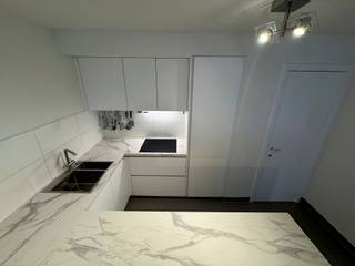 PLAN VIA VOLGENDE LINK UW BEZOEK IN ALSOOK UW GEGEVENS: https://demeester.mijnhuurprofiel.be/whise/7545194<br /><br />Gelegen op de derde verdieping van een verzorgd gebouw, recht tegenover het levendige Theaterplein, bevindt zich dit lichtrijke 2-slaapkamerappartement met een zonnig terras.<br /><br />Het appartement beschikt over twee ruime slaapkamers. De lichte leefruimte kijkt uit op het Theaterplein en biedt een open, luchtig gevoel. <br />De keuken wordt volledig nieuw geïnstalleerd, waardoor u kan genieten van modern comfort en hedendaagse afwerking. Dit maakt het appartement meteen instapklaar.<br /><br />De gemeenschappelijke kosten bedragen 100 EUR per maand.<br /><br />Troeven:<br /><br />- Toplocatie in het centrum van Antwerpen<br />- Uitzicht op het Theaterplein<br />-Twee ruime slaapkamers<br />- Nieuw te installeren keuken (volledig afgewerkt bij oplevering)