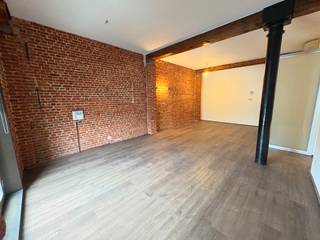 <p>Quares - TREVI Groep presenteert :<br />Op het Sint-Jansplein bevindt zich deze verrassend ruime loft met een uniek verleden. Het pand deed vroeger dienst als praktijk en werd vandaag omgevormd tot een veelzijdig appartement met tal van indelingsmogelijkheden.<br /><br />De loft beschikt over drie afzonderlijke ruimtes die volledig naar eigen wens kunnen worden ingericht. Denk aan een gezellige tv-kamer of living, een bureau of sportruimte, of één of meerdere slaapkamers. Dankzij de flexibele indeling is dit pand ideaal voor wie ruimte zoekt om wonen en werken te combineren.<br /><br />De keuken is uitgerust met de nodige toestellen en vormt een praktische plek om te koken en samen te komen. De badkamer beschikt over een bad en er zijn bovendien twee aparte toiletten, wat extra comfort biedt. Achter de badkamer bevindt zich een handige berging met aansluitingen voor wasmachine en droogkast.<br /><br />Dit pand combineert ruimte, karakter en flexibiliteit op een centrale locatie. De buurt rond het Sint-Jansplein is volop in beweging en biedt een mix van lokale handelszaken, eetgelegenheden en een vlotte verbinding naar het centrum van Antwerpen.<br /><br />Een uniek pand met veel potentieel voor wie op zoek is naar een ruim appartement met verschillende mogelijkheden.</p>