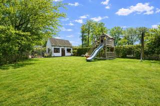 Ontdek deze volledig gerenoveerde, karaktervolle landelijke woning in het charmante Lovendegem, gelegen op een perceel dat uitblinkt in privacy, waar authenticiteit en hedendaags wooncomfort naadloos in elkaar overvloeien.
Bij het binnenkomen wordt u meteen gecharmeerd door de lichtrijke en bijzonder praktische indeling van de leefruimtes. De prachtige uitbouw zorgt voor een overvloed aan natuurlijk daglicht en creëert een harmonieuze verbinding met de tuin. Zowel de keuken, het salon als de leefruimte genieten van dit ruimtelijke en open gevoel. De stijlvolle landelijke keuken vormt het warme hart van de woning en beschikt over een gezellige eethoek en talrijke opbergmogelijkheden. Aansluitend bevindt zich een ruime en functionele wasplaats, wat het dagelijkse comfort aanzienlijk verhoogt.
Op de eerste verdieping bevinden zich drie volwaardige tweepersoonsslaapkamers, waarvan één met dressing. Elke kamer geniet van een open en groen uitzicht, met zicht op een grote vijver – een oase van rust en privacy. De charmante badkamer ademt klasse en elegantie, en is uitgerust met een romantisch bad op pootjes, een inloopdouche, toilet en uniek lavabomeubel, afgewerkt met duurzame en kwalitatieve materialen.
Deze instapklare woning beschikt bovendien over een inpandige garage en een uitzonderlijk ruime, volwassen tuin met een gunstige zuidoostelijke oriëntatie. Het aangename terras nodigt uit om volop te genieten van zonnige dagen en lange, sfeervolle avonden. Aansluitend aan het terras werd een prachtige vijver aangelegd met een rustgevend kabbelend watervalletje, wat bijdraagt aan de serene en landelijke sfeer. In de tuin is er bovendien ruimte voorzien voor het houden van kippen, wat het landelijke karakter extra benadrukt. Daarnaast beschikt u over een serre voor de liefhebber van tuinieren en een grote, passende stenen tuinberging die zorgt voor bijkomende praktische opbergruimte.
Bijkomende troeven zijn de extra bergruimte naast de badkamer, de zolder en de droge kelder, die zorgen voor optimaal praktisch comfort en extra opbergruimte.
Dankzij de strategische ligging geniet u van een vlotte verbinding naar Gent, Eeklo en Brugge, terwijl u toch in alle rust en groen kan wonen.

Wenst u deze unieke en instapklare eigendom zelf te ervaren? Neem dan contact op via 09 336 16 15 of mail naar info@vastgoedunicum.be. Wij begeleiden u graag bij een bezoek.

Virtuele rondleiding?
https://youtube.com/shorts/odv10yfZozc
