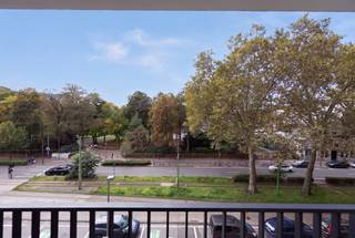 <p><strong>Recent appartement met zicht op het Harmoniepark en zonnig zuidwestterras</strong></p>
<p>Dit recent gebouwde appartement combineert hedendaags wooncomfort met een aangename ligging en een prachtig uitzicht op het Harmoniepark. De lichtrijke leefruimte sluit naadloos aan op de open keuken en creëert een moderne, uitnodigende woonomgeving. Grote troef is het mooie zuidwestgerichte terras, waar u volop kunt genieten van de middag- en avondzon, met zicht op het groene park.</p>
<p>Het appartement beschikt verder over twee volwaardige slaapkamers en een comfortabele badkamer. Dankzij de doordachte indeling en de hedendaagse afwerking vormt dit een ideale thuis voor wie op zoek is naar stijlvol en zorgeloos wonen op een gegeerde locatie.</p>
<p>Een aantrekkelijke combinatie van modern wooncomfort, groen uitzicht en zonnige buitenruimte.<br /><br />Ruime fietsenstalling en individuele berging.</p>