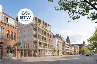 Dit tweeslaapkamerappartement van 90,90 m² is gelegen op het vierde verdiep en de indeling is als volgt: een inkomhal met plaats voor een vestiairekast, een lichtrijke woonkamer met open keuken, een praktische berging, een afzonderlijk toilet, twee slaapkamers en een badkamer voorzien van een inloopdouche en dubbele wastafel. Het bijzonder ruime terras heeft een oppervlakte van 82,8 m², kijkt uit over de Markt en is zuidwestelijk georiënteerd. <br /><br />Dit appartement bevindt zich in Stadshove, een nieuwe en hedendaagse woonplek gelegen pal in de kern van de Stad Deinze. Gelegen te midden de Markt van Deinze, combineert Stadshove haar zeer centrale ligging met een hoogwaardige, tijdloze architectuur met alle hedendaagse wooncomfort. Het is de ideale keuze voor wie comfortabel, energiezuinig en standingvol wil wonen vlakbij alle voorzieningen. De appartementen binnen Stadshove zijn ontworpen met zeer veel aandacht voor uiteenlopende woonwensen. Sommige bieden een prachtig uitzicht op de levendige Markt, terwijl andere zich richten op de rust van de binnentuin en het karaktervolle oude Stadhuis. <br /><br />Met zijn combinatie van een hedendaagse architectuur, hoogwaardige afwerking, zorgvuldig uitgedachte indelingen, future-proof technieken en een absolute topligging is Stadshove een nieuwbouwproject voor de bevoorrechte koper. Het belooft niet alleen een aangename woonplek te zijn, maar ook een nieuwe blikvanger op de Markt van Deinze.