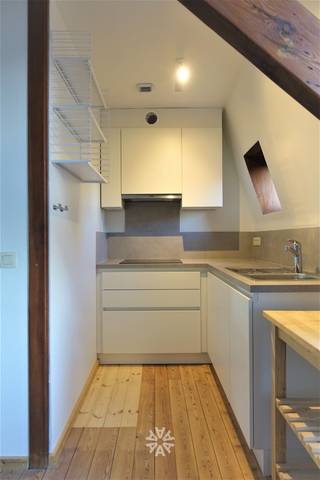 <p><span>GAND - Avenue K. Elisabeth : Vous recherchez un </span><span>appartement en duplex rénové à louer près de la gare de Gand ? </span><span>Alors ce bien pourrait vous intéresser.</span></p><p><span> </span></p><p><span>Ses principaux atouts en bref : </span></p><ul><li><span>Appartement rénové avec un PEP avantageux</span></li><li><span>Appartement idéal pour un premier achat</span></li><li><span>Situé à 100 m de la gare de Gand-Saint-Pierre</span></li><li><span>Accès facile au centre-ville en transports en commun ou à vélo</span></li></ul><p><span> </span></p><p><span>Agencement :</span></p><p><span>L'appartement se trouve au quatrième étage de l'immeuble, sans ascenseur. Il comprend : un hall d'entrée avec toilettes séparées, une salle de bains (douche, meuble-lavabo et raccordement pour lave-linge). Le salon-salle à manger ouvert donne accès à la cuisine équipée de placards (plaque de cuisson, hotte). À l'étage, vous trouverez la chambre avec dressing. </span></p><p><span> </span></p><p><span>Loyer : € 865 + € 55 de charges communes (eau comprise). Électricité à régler séparément. </span></p><p><span>Disponible à partir du 01/10/2026. Domicile obligatoire.</span></p><p><span> </span></p><p><span>Contactez notre agence AXel Lenaerts pour organiser une visite sur place via notre site web.</span></p>