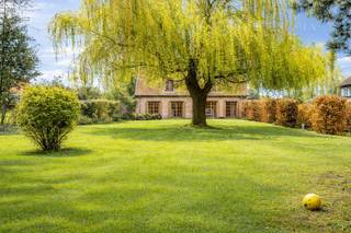 <p>Ontdek deze charmante woning, ideaal gelegen op een perceel van meer dan 30 are, rustig gelegen maar toch dicht bij alle voorzieningen (A8, winkels, scholen,…). Een perfecte woonomgeving voor een gezin.</p>
<p>Buiten vindt u een garage en een ruime parkeergelegenheid, volledig beveiligd met een elektrische poort.</p>
<p>De gelijkvloerse verdieping omvat een inkomhal die leidt naar een ingerichte keuken met berging, evenals een lichtrijke leefruimte met zithoek en houtkachel, wat zorgt voor een warme sfeer. De aanwezigheid van een slaapkamer en een badkamer maakt gelijkvloers wonen mogelijk, een echte troef.</p>
<p>Op de verdieping geeft de nachthal toegang tot drie mooie extra slaapkamers, waarvan één met ingebouwde kasten, evenals een zolder die extra bergruimte biedt.<br />Een grote kelder vervolledigt het geheel.</p>
<p>Technisch: houten ramen met dubbele beglazing, verwarming op stookolie, houtkachel, elektrische boiler, EPC D.</p>
<p>Een woning met ruime volumes en veel potentieel, ideaal voor gezinnen die op zoek zijn naar comfort en ruimte.</p>
<p>📩 Voor meer informatie of een bezoek:<br />aurelie@immobeguin.be</p>