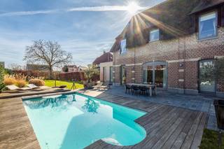 Unieke villa op perceel van 999 m² met zwembad, 4 slaapkamers en zuidgerichte tuinDeze unieke en karaktervolle villa bevindt zich op de grens van...