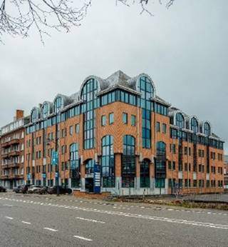 Kantoren te huur met een ideale ligging dicht bij het centrum van Namen.Openbaar vervoer en voorzieningen in de buurt.Parking Inside: 1.000...