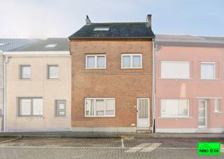 +++ Langestraat 207, Aalst +++<br /><br />In de Langestraat bevindt zich deze <strong>gezellige en lichtrijke 2-gevelwoning,</strong> ideaal gelegen nabij winkels, scholen, openbaar vervoer en belangrijke invalswegen, met bovendien recreatie- en groenzones in de nabije omgeving. Ook centrum Aalst bereikt u slechts binnen enkele minuten rijden. Via de inkomhal komt u in de <strong>ruime leefruimte met zithoek en living</strong>. Aansluitend vindt u een <strong>aparte, ruime keuken </strong>die uitgeeft op de veranda. De veranda vormt een aangename overgang naar het terras en de tuin, waar het heerlijk vertoeven is. Op het gelijkvloers bevindt zich tevens een <strong>badkamer met douche en toilet</strong>. Op de eerste verdieping zijn er 3 vernieuwde slaapkamers. Via een vaste trap bereikt u de <strong>zolder</strong>, die volledig kan worden ingericht als vierde slaapkamer, bureau of hobbyruimte. Achteraan het perceel is er bovendien de mogelijkheid om een <strong>parkeerplaats, garage of carport te voorzien. Deze zone is bereikbaar via een achterliggend baantje</strong>, wat een praktische en vlotte toegang garandeert. Bij interesse contacteer ons via 0478/059069 of mail naar info@immoteam.be