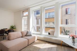 Locatie<br /><br />Dit volledig gerenoveerd appartement is gelegen in een centrale locatie in Antwerpen-Noord waar buurtwinkels, supermarkten, gezellige horecazaken en dagelijkse voorzieningen zich op wandelafstand bevinden. Voor wie houdt van groen en ontspanning ligt Park Spoor Noord op slechts enkele minuten wandelen. Ook het Centraal Station bevindt zich vlakbij, terwijl tram-, bus- en Velo-stations zorgen voor een uitstekende verbinding met de rest van de stad. <br /><br />Beschrijving<br /><br />Gelegen op de tweede verdieping van een verzorgd gebouw met slechts zes appartementen, geniet dit instapklaar appartement van een aangename lichtinval en een modern karakter. Bij het binnenkomen komt u terecht in de lichtrijke leefruimte, waar voldoende plaats is voorzien voor zowel een zithoek als een gezellige eethoek. De tijdloze keuken is voorzien van een oven en vaatwasser en biedt rechtstreeks toegang tot het terras aan de achterzijde van het gebouw. Via de nachthal bereikt u een afzonderlijk gastentoilet, een verzorgde betegelde badkamer en twee slaapkamers die eveneens aan de achterzijde gelegen zijn. Een privatieve kelderberging vervolledigt het geheel.<br /><br />Belangrijkste kenmerken:<br />- Gerenoveerd<br />- Alle meters individueel<br />- Privatieve kelderberging<br />- Energiezuinig (EPC-label B)<br />- Elektrische installatie conform<br />- Asbestveilig<br /><br />Verplichte vermeldingen<br />EPC: 154 kWh/m² <br />P-score: D &amp; G-score: D<br />Stedenbouw: in aanvraag