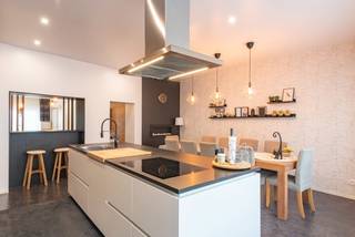 Smaakvol afgewerkte gezinswoning met een royale werkplaats van maar liefst 186m2 omgeven door een groen landschap.De woning is gelegen te...