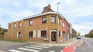 Bent u op zoek naar een woning die reeds <span><strong>deels gerenoveerd</strong></span> is én nog <span><strong>ruimte biedt om naar eigen smaak verder af te werken</strong></span>? Dan is deze ruime<span><strong> hoekwoning met garage en tuin</strong></span> beslist iets voor u!<br />Bij binnenkomst komt u meteen terecht in de <span><strong>ruime woonkamer</strong></span>, die aansluit op een<span><strong> vernieuwde leefkeuken,</strong></span> uitgerust met alle hedendaagse voorzieningen.<br />Via de lange gang bereikt u de <span><strong>praktische berging</strong></span> en de <span><strong>recent vernieuwde badkamer met lavabo en douche</strong></span>.<br />Een<span><strong> apart toilet</strong></span> is eveneens voorzien.<br />Achteraan geniet u van een <span><strong>overdekt terras met zicht op de tuin</strong></span> .<br />Op de bovenverdieping bevinden zich <span><strong>3 ruime slaapkamers</strong></span>, waarvan één in verbinding staat met een <span><strong>2de badkamer die nog gerenoveerd dient te worden</strong></span>. Extra <span><strong>bergruimte </strong></span>vindt u op de <span><strong>zolder en in de kelder</strong></span>.<br />Buiten beschikt de woning over <span><strong>2 private parkeerplaatsen en een garage.</strong></span><br />De <span><strong>ligging is ideaal:</strong></span> <span><strong>op wandelafstand van het centrum van Deerlijk, dichtbij winkels, scholen en vlotte verbindingswegen.<br />EPC : 496 en UC : 3705180 </strong></span><span>Wenst u meer info of een bezoek ? Contacteer <u>Peter : 0496/176878</u></span>