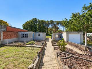 Dit eigendom is gelegen op een ruim perceel van maar liefst 1.454 m² en biedt interessante mogelijkheden voor wie op zoek is naar een renovatie- of nieuwbouwproject. De bestaande woning is volledig te renoveren en valt onder de renovatieverplichting. Gezien de huidige staat is vooral afbraak en heropbouw een interessante piste, uiteraard steeds onder voorbehoud van de geldende stedenbouwkundige voorschriften. Een belangrijke troef is het ruime perceel met een aangename, diepe tuin, waardoor er heel wat potentieel is om hier een nieuwe thuis te realiseren. Een interessante opportuniteit voor wie vooral op zoek is naar ruimte, een mooi perceel en mogelijkheden om volledig naar eigen wens te bouwen of verbouwen. Voor meer info of een bezoek ter plaatse kan u ons contacteren via 03/568.03.03 of lauren@vastgoed03.be