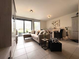 <p><span>Leuk gelijkvloers 1-slpk appartement te Dendermonde (Appels)</span></p><p><span>Dit gezellige en instapklare appartement biedt een aangename indeling met een inkomhal en apart gastentoilet voor extra comfort. De lichtrijke woon- en leefruimte sluit mooi aan op de open, volledig geïnstalleerde keuken. Verder is er een praktische berging of wasplaats, een ruime slaapkamer met ingemaakte kasten rondom het bed en een moderne badkamer met inloopdouche en stijlvol lavabomeubel.</span></p><p><span>Een bijkomend pluspunt is de aparte kelderberging (B.6), ideaal als extra opslagruimte. Het appartement heeft een E-peil van 73 en een conforme elektrische keuring tot 25 januari 2038. Alle raamdecoratie en lichtarmaturen zijn voorzien door de verhuurders, en het volledige appartement werd recent opnieuw geschilderd in een neutrale witte tint.</span></p><p><span>De maandelijkse huurprijs bedraagt €740, vermeerderd met € 30 algemene kosten voor de syndicus. </span></p><p><span>Het appartement is beschikbaar vanaf 1 januari 2027. Dankzij de gunstige ligging nabij de fiets- en wandeldijk, bushalte, scholen en op slechts enkele minuten van het centrum van Dendermonde, is dit een ideale plek voor wie rustig maar toch centraal wil wonen.</span></p><p><span>Bezoek of info gewenst, neemt u contact op T. 052 55 55 55 | <span>info@immotwins.be</span></span><span> | <span>www.immotwins.be</span></span><span> </span></p><p><span> </span></p><p><span> </span></p>