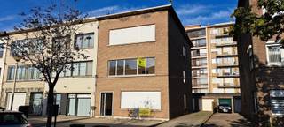 <p><span>In een autoluwe straat nabij de Lambrechtshoekenlaan met verschillende winkelfaciliteiten en nabij openbaar vervoer bevindt zich dit gemoderniseerd HOB appartement met 2 ruime slaapkamers in een klein gebouw op de 1ste verdieping.</span></p><p><span>Het appartement is voorzien van een douchebadkamer, apart toilet en een nieuw ingerichte keuken met doorgang naar een ruim terras. Verder zijn er 2 individuele kelderbergingen.</span></p><p><span>De elektrische installatie is vernieuwd en slaapkamers + living zijn voorzien van nieuwe laminaatvloeren.</span></p><p><span>Achteraan het gebouw een individuele garagebox</span></p><p><span> </span></p>