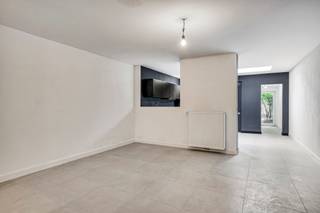 <strong>Instapklaar gelijkvloersappartement met terras!<br /><br />Bent u op zoek naar een centraal gelegen, instapklaar appartement met 2 ruime slaapkamers en een leuk terras? Kom dan zeker dit gerenoveerde appartement bekijken en reserveer je afspraak telefonisch tijdens volgende bezoekdagen: donderdag 11 december en zaterdag 13 december! Na je bezoek helemaal verkocht? Breng dan snel een bod uit voor 15/12 om 17u.<br /><br /></strong>Ontdek dit smaakvol gerenoveerde gelijkvloersappartement, gelegen in de centraal gelegen Landbouwstraat 96 te 2020 Antwerpen. Dit charmante appartement maakt deel uit van een kleinschalig gebouw met lage gemeenschappelijke kosten, zonder lift.<br /><br />Bij het betreden van het pand word je verwelkomd in een stijlvolle inkomhal, waar authentieke elementen op een geslaagde manier worden gecombineerd met moderne accenten. De leefruimte sluit naadloos aan op de volledig geïnstalleerde keuken, ideaal voor wie houdt van comfort en functionaliteit.<br /><br />Het appartement beschikt over twee volwaardige slaapkamers van respectievelijk 14 m² en 10 m². De moderne badkamer is uitgerust met een lavabomeubel en een ruime inloopdouche. Daarnaast is er een aparte toiletruimte, wat de privacy ten goede komt, en een wasplaats met doorgang naar het terras.<br /><br />Buiten geniet je van een rustig terras met sfeervolle begroeiing – een ideale plek om te ontspannen. Achteraan bevindt zich bovendien een handige tuinberging, perfect voor extra opslag. Een privatieve kelderberging vervolledigt het geheel.<br /><br />De ligging is een absolute troef: centraal en vlot bereikbaar, met openbaar vervoer, winkels en belangrijke invalswegen op wandelafstand.<br /><br /><strong>Interesse?</strong> Plan snel je bezoek telefonisch in – dit appartement is klaar om jou te verwelkomen!