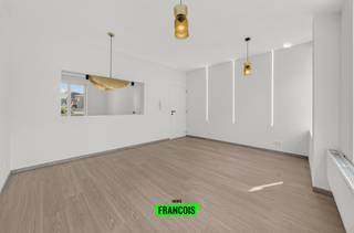 In de Zwaluwenstraat 42 vinden we deze volledig gerenoveerde bel-etagewoning terug, waar hedendaags comfort, een praktische indeling en energiezuinig wonen perfect samenkomen. De woning werd het afgelopen jaar grondig vernieuwd en behaalt een gunstig EPC-label B, wat zorgt voor een energiezuinige en toekomstgerichte woonst. ✨<br /><br />Bij het betreden van de woning komen we terecht op het gelijkvloers, waar zich de garage bevindt evenals een polyvalente ruimte met bijzonder veel potentieel. Deze verdieping leent zich perfect tot het creëren van een volledig uitgeruste studio met leefruimte, slaapkamer en een eerste badkamer. Ideaal voor kangoeroewonen, inwonende familie, een zelfstandige activiteit of als extra hobby- en werkruimte. 🚗<br /><br />Op de eerste verdieping bevindt zich de lichtrijke leefruimte die dankzij haar aangename indeling naadloos aansluit op de keuken. De open connectie tussen beide ruimtes zorgt voor een gezellige sfeer en maakt het de ideale plek om te ontspannen of gasten te ontvangen. 🍽️🛋️<br /><br />De tweede verdieping beschikt over twee volwaardige slaapkamers en een tweede badkamer, waardoor de woning perfect geschikt is voor gezinnen, koppels of wie graag extra ruimte ter beschikking heeft. 🛏️🚿<br /><br />Dankzij de volledige renovatie, de flexibele indeling en de energiezuinige afwerking vormt deze woning een unieke opportuniteit voor wie op zoek is naar een instapklare thuis met tal van mogelijkheden.<br /><br />