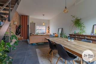 <strong>EERSTE BEZOEKDAG ZAT. 26/09 VAN 9U TOT 13U (enkel op afspraak). </strong><br /><strong>AALST – Gerenoveerde en karaktervolle woning pal in het centrum. </strong><br /><br />Deze karaktervolle/gerenoveerde woning is uitstekend gelegen aan de Houtmarkt, pal in het centrum van Aalst. Een bijzonder ligging voor wie houdt van het bruisende stadsleven en de toegankelijkheid naar winkels, scholen, horeca, openbaar vervoer en alle dagelijkse voorzieningen. Dankzij de directe aansluiting met de Parklaan (Ring) geniet u bovendien van een vlotte bereikbaarheid naar de belangrijkste invalswegen. Het stadsparkt, Osbroek, bevindt zich op wandelafstand voor wie houdt van groen, natuur en sportfaciliteiten. <br /><br />De woning beschikt op het gelijkvloers over een leefruimte met aansluitend een geïnstalleerde keuken. Vanuit de keuken bereikt u het bijzonder sfeervolle terras. Dankzij de volledige privacy vormt dit een verrassend aangename buitenplek, midden in het stadscentrum. Op het gelijkvloers bevinden zich verder een apart gastentoilet en een praktische, afzonderlijke wasplaats. Op de eerste verdieping bevindt zich een overloop, ruime slaapkamer, een afzonderlijke dressing en badkamer. De ingerichte zolderverdieping biedt vervolgens nog een extra slaapkamer, hobbyruimte of polyvalente kamer. Daarnaast beschikt de woning over een droge kelder.<br /><br />Technische installaties conform, gunstig EPC en instapklaar, zijn hierbij de rode draad. Mogelijkheid overname huurovereenkomst van garage, die zich op wandelafstand bevindt.<br /><br />info en bezoek: 053/60.65.60.<br />De vermelde prijs is een richtprijs. Na ontvangst van de biedingen zal de verkoper beslissen of hij/zij de eigendom verkoopt aan het beste bod. De richtprijs is aldus niet bindend voor de verkoper. Voor meer info kunt u ons contacteren of het reglement raadplegen op onze website.