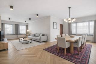 Deze halfopen bebouwing in Eeklo biedt een unieke kans voor wie op zoek is naar ruimte en de mogelijkheid om een woning volledig naar eigen smaak...