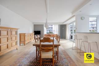 <p><span>Ruim, instapklaar 2 slaapkamer hoek-appartement met 2 badkamers en 2 geweldige terrassen!</span></p><p><span>Dit lichtrijk appartement ligt op de 2</span><span><sup>e</sup></span><span> (106m²) verdieping van een kleinschalig en goed onderhouden gebouw in een rustige zijstraat van de Fruithoflaan. Op deze centrale toplocatie zijn winkels, scholen, parken, sportfaciliteiten, openbaar vervoer en belangrijke invalswegen steeds vlakbij. Dit charmant appartement met gunstig EPC B, is asbestveilig, heeft een conforme elektrische installatie, voorziet in al het hedendaagse comfort en is beschikbaar bij akte. Kortom, kwalitatief en zorgeloos wonen in een rustige en groene omgeving. Mis deze mooie opportuniteit zeker niet!</span></p><p><span> </span></p><p><span>Het appartement kent volgende indeling:</span></p><p><span> </span></p><p><span>Inkomhal, leefruimte & keuken:</span></p><p><span>U betreedt het appartement via de inkomhal met veiligheidsdeur, ingemaakte vestiaire en videofoon. Het ruimtelijk gevoel, de openheid en de prachtige natuurlijke lichtinval vormen de rode draad doorheen dit moderne appartement. Dit alles wordt meteen duidelijk in de omvangrijke leefruimte met open keuken (44 m²) waar ook de karaktervolle parketvloer en de gezellige sfeerverlichting hoofdrollen spelen. De keuken met zitgedeelte werd wonderwel geïntegreerd in de woonkamer en voorziet in kwalitatieve toestellen (inductievuur, dampkap, oven, microgolf, koelkast, vriezer, vaatwasser). Aan werk- en opbergruimte is hoegenaamd geen gebrek en ook de aansluiting voor de wasmachine vindt u hier terug. </span></p><p><span> </span></p><p><span>Slaapkamers, badkamer & douchekamer:</span></p><p><span>De 2 ruime slaapkamers (ca. 14 & 16,5m²) liggen aan de nog rustigere achterzijde en hebben rechtstreekse toegang tot het terras. De master-bedroom geniet van een en suite badkamer met inloop-/regendouche, dubbel wasmeubel en toilet. Bijkomend is er ook voor de andere slaapkamer nog een aparte douchekamer met wasmeubel en toilet. </span></p><p><span> </span></p><p><span>Terrassen, kelder & fietsberging:</span></p><p><span>Met 2 riante terrassen, die overigens recent gerenoveerd werden, is er ook aan buitenruimte geen gebrek waardoor je de hele dag door genieten kan van zowel zon als schaduw, al dan niet vergezeld van een sprankelend aperitief. Het extra brede terras aan de voorzijde ligt aanpalende de keuken en de woonkamer en leent zich dus perfect om gezellig te tafelen. Een privatieve kelder is inbegrepen. In de gemeenschappelijke fietsberging heeft u de mogelijkheid om één fiets te stallen. </span></p><p><span> </span></p><p><span>Extra troeven:</span></p><p><span>- Mobiscore 9,5</span></p><p><span>- Instapklaar</span></p><p><span>- 106m² cfr. EPC</span></p><p><span>- Gunstig EPC</span></p><p><span>- Dubbele, deels HR ramen</span></p><p><span>- Dakisolatie</span></p><p><span>- Elektriciteit conform</span></p><p><span>- Asbestveilig</span></p><p><span>- 2 recent vernieuwde terrassen</span></p><p><span>- Kelder</span></p>