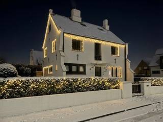 In deze prestigieuze en rustige laan in Knokke, nabij het Zegemeer, presenteren wij u deze magnifieke villa. Dankzij de topligging woont u op wandelafstand van de Zeedijk en de bruisende winkels van Knokke-Heist, terwijl u geniet van een groene, residentiële omgeving.<br /><br />De charmante inkomhal met gastentoilet leidt naar een lichtrijke woonkamer met zit- en eetruimte, die uitkomt op de zonnige tuin en het uitnodigende terras. De aparte keuken is volledig ingericht en voorzien van een praktische eethoek.<br /><br />Op de eerste verdieping bevinden zich drie volwaardige slaapkamers en een extra kamer die dienst kan doen als kinderkamer, bureau of dressing. De badkamer beschikt over een ligbad met douchescherm, dubbele wastafel en toilet.<br /><br />De tweede verdieping is ingericht als luxueuze master bedroom met ingemaakte kasten en ensuite badkamer met ligbad, inloopdouche, dubbele wastafel en toilet.<br /><br />De villa is volledig onderkelderd en biedt extra bergruimte. De ruime garage is bereikbaar via de oprit. Zonnepanelen zorgen voor een gunstige EPC-score en lagere energiekosten.<br /><br />Deze villa combineert rust, ruimte en comfort op een toplocatie in Knokke.<br /><br />https://www.hillewaere-vastgoed.be/<br />https://www.christiesrealestatebelgium.be/