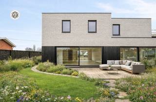 <span>Zeer goedgelegen, kwalitatieve moderne nieuwbouw gelegen in de Moorstraat te Sint-Eloois-Vijve.</span><br /><br /><span>Goedgelegen MODERNE kwalitatieve nieuwbouw, voorzien van de laatste technieken.</span><br /><span>INDELING: inkom, apart toilet, gezellige lichtrijke leefruimte met open geïnstalleerde keuken, berging en wasplaats, eventuele carport, en op het verdiep 3 slaapkamers en badkamer.</span><br /><br /><span>Voorzien van ZONNEPANELEN, vloerverwarming warmtepomp.</span><br /><br /><span>Info: emiel@immobeguin.be</span>