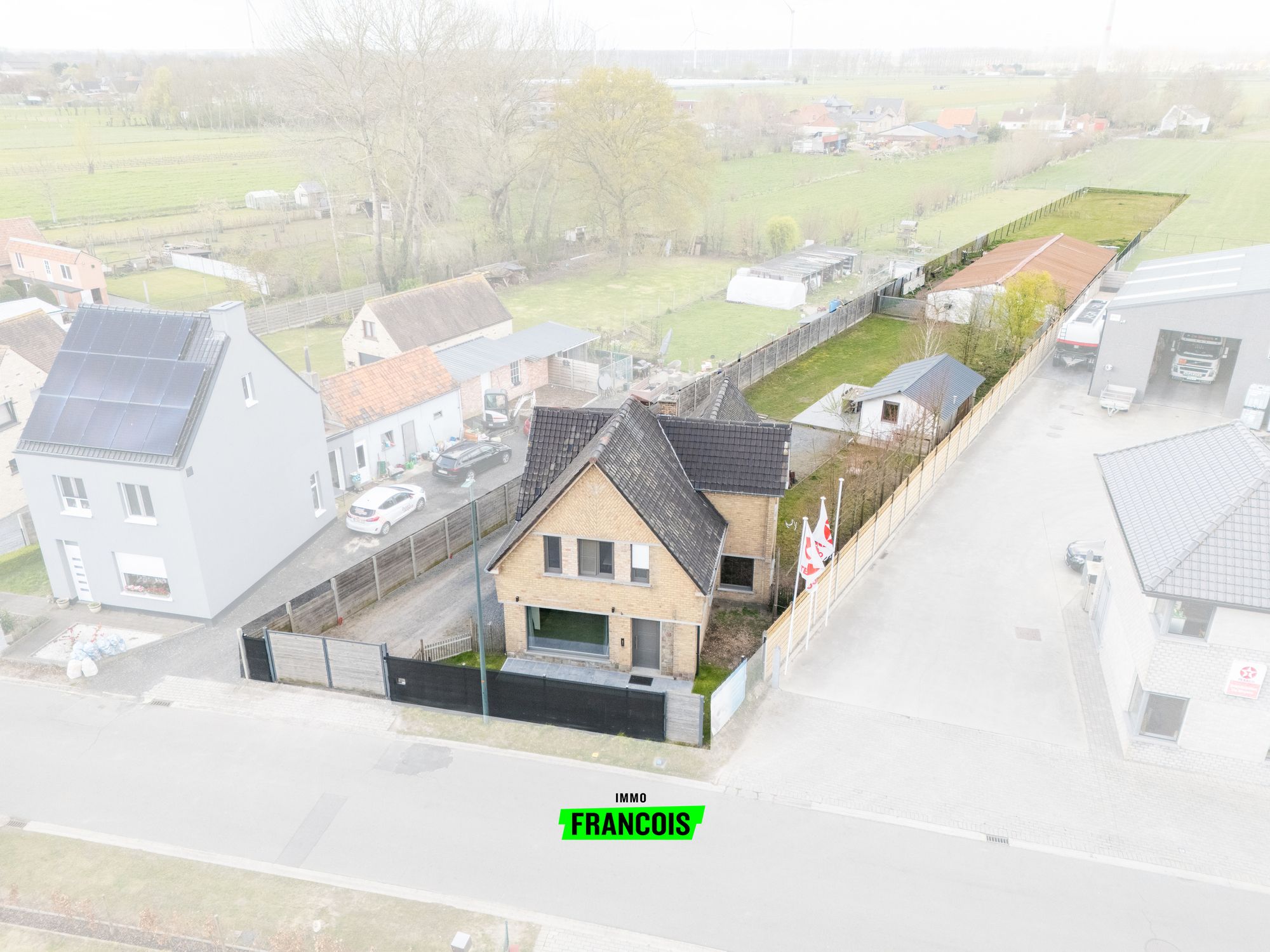 Landelijke eigendom met woning, bijgebouw en ruime schuur te koop in Adegem - foto 4