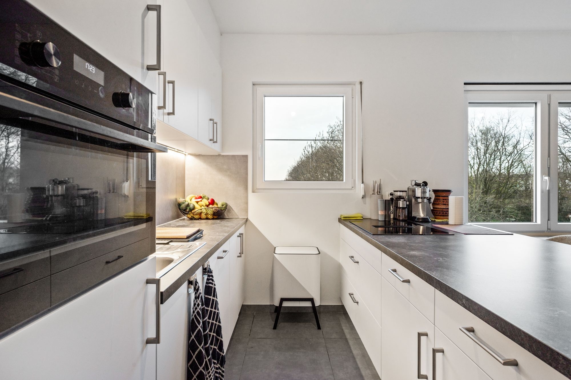 Volledig gerenoveerd 2-slaapkamerappartement met terras, garagebox en groen uitzicht! - foto 4