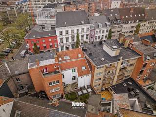 Een polyvalente eigendom met ontwikkelingspotentieel, véél ruimte en een toplocatie? Achter deze gevel schuilt een bijzonder pand met verschillende mogelijkheden en een verrassende oppervlakte. <br />Check Stationsstraat 3 in hartje Aalst! Dit uiterst interessante solide gebouw situeert zich in de Stationsstraat omgeven door prachtige herenwoningen. Actueel bestaande uit een handelswoning (commercieel gelijkvloers 168 m²+ woning met afzonderlijke toegang bestaande uit 2 verdiepingen en zolder), maar de VERGUNNING WERD REEDS IN HET VERLEDEN BEKOMEN bij de Stad Aalst (06 NOV. 2023) voor een MEERGEZINSWONING (COMMERCIEEL GELIJKVLOERS + 2 APP). Actuele indeling gelijkvloers: winkel of kantoorruimte(s) + sanitair. Op de eerste verdieping bevindt zich woongelegenheid één met een oppervlakte van circa 74 m². De woongelegenheid omvat een inkom, een toilet, een leefruimte met een open keuken, een berging (opp.3,5 m²), een slaapkamer en aan badkamer. Via een schuifraam in de keuken is het terras met een oppervlakte van circa 11,83 m² toegankelijk. De 2e en 3e verdieping hebben een opp. van ca. 109 m², bestaande uit een inkom, een toilet, een leefruimte met een open keuken en een bergruimte (opp. 5 m²). Via een schuifraam in de achtergevel is het terras toegankelijk met een oppervlakte van circa 15 m². Op de derde verdieping bevindt zich een nachthal, een badkamer, twee slaapkamers en een kleine kamer.<br />PLANNEN BESCHIKBAAR. Vastgesteld bouwkundig erfgoed.