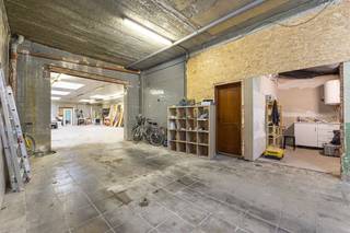  ’Vous recherchez un bien immobilier offrant de nombreux espaces et possibilités ? Ce bâtiment polyvalent combine un immense entrepôt avec...